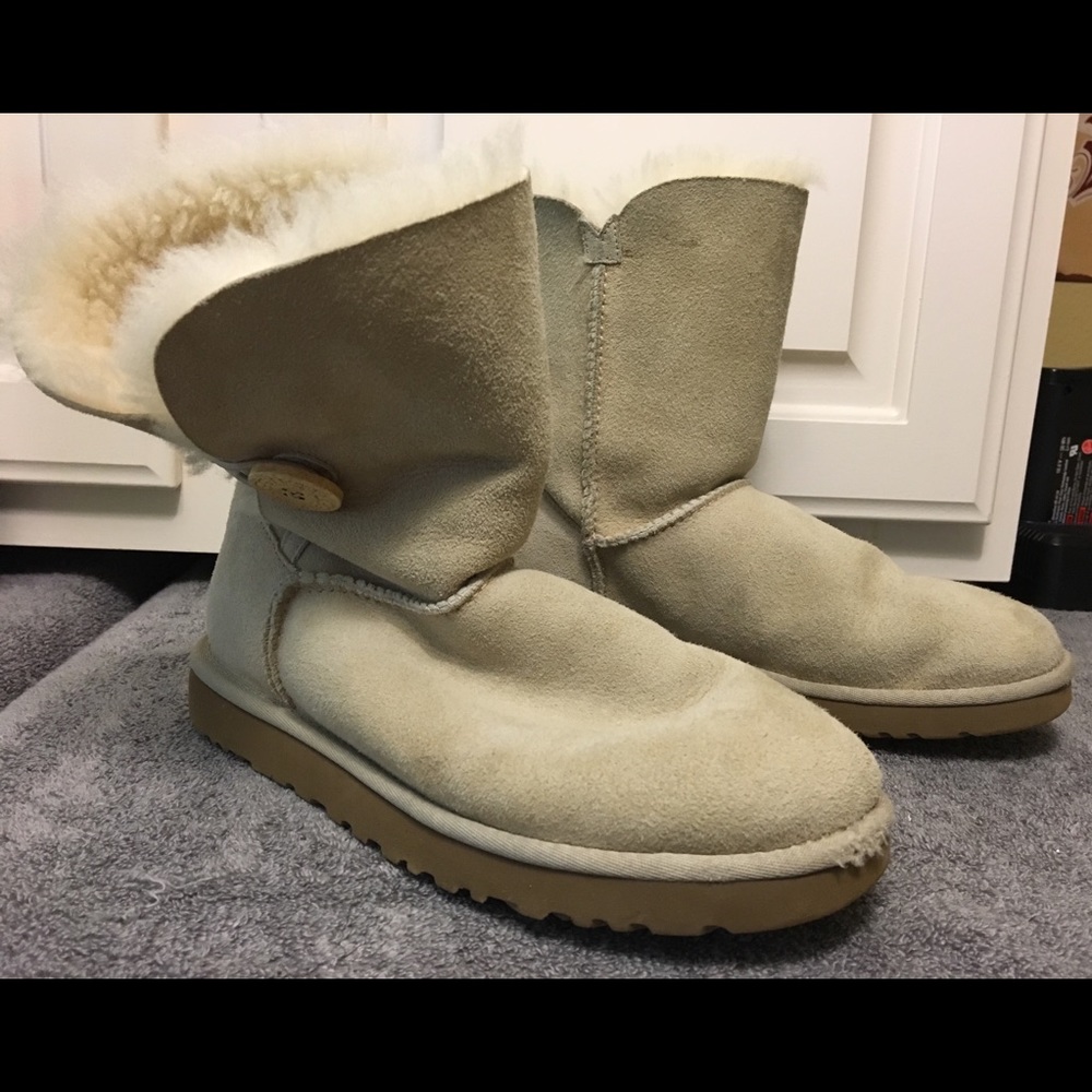 Size 8 Uggs “W Bailey Button 5803 W / San”